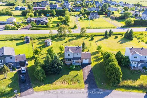 Photo 3 at 105 Cricket Crescent, Dunrobin, Constance Bay