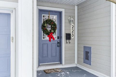 Photo 3 at 223 Catamount Court, Emerald Meadows/Trailwest, Kanata