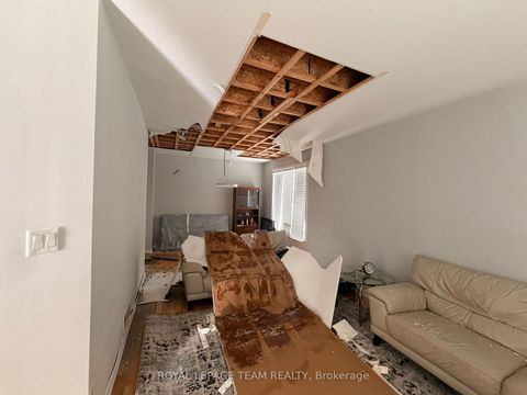 Photo 3 at 300 Fairlakes Way, Avalon East, Orleans