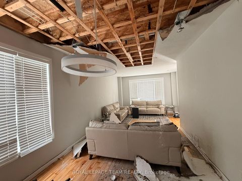 Photo 4 at 300 Fairlakes Way, Avalon East, Orleans