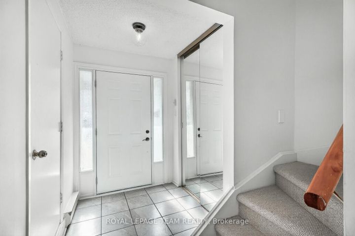Photo 1 at 9 Moorside Private, Nepean (Carleton Heights), Ottawa