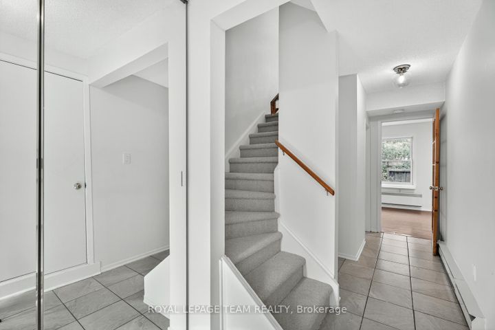 Photo 2 at 9 Moorside Private, Nepean (Carleton Heights), Ottawa