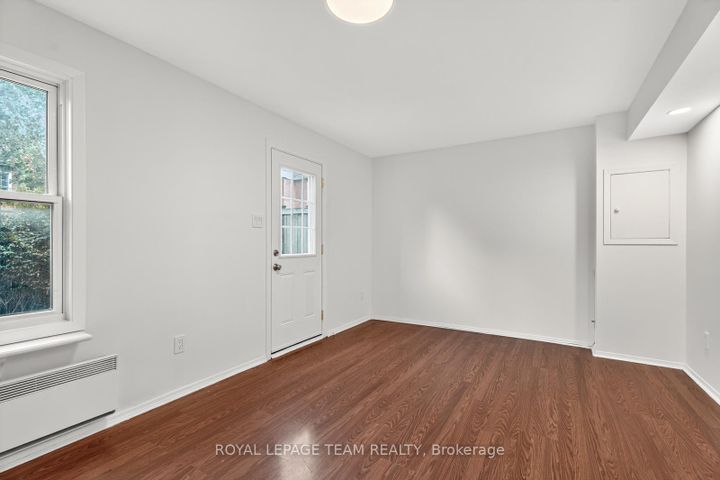 Photo 4 at 9 Moorside Private, Nepean (Carleton Heights), Ottawa