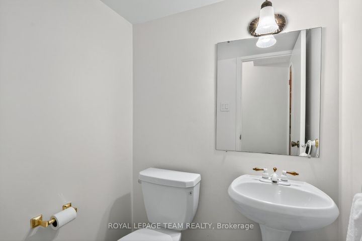 Photo 6 at 9 Moorside Private, Nepean (Carleton Heights), Ottawa