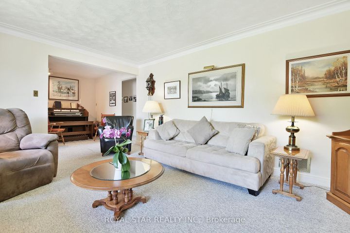 Photo 6 at 84 St Claire Avenue, Nepean (Meadowlands/St. Claire Gardens), Ottawa