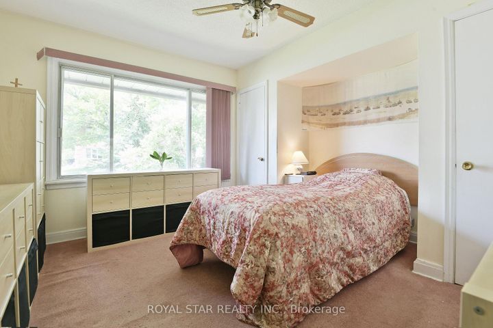Photo 11 at 84 St Claire Avenue, Nepean (Meadowlands/St. Claire Gardens), Ottawa