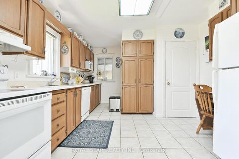 Photo 7 at 84 St Claire Avenue, Nepean (Meadowlands/St. Claire Gardens), Ottawa