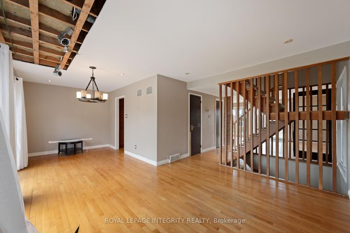 Photo 10 at 2061 Prince Of Wales Drive, Nepean (Rideau Heights/Rideau River), Ottawa
