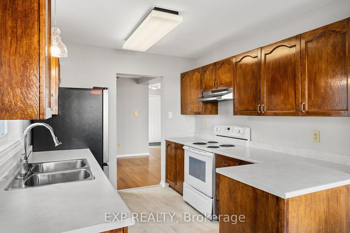 Photo 9 at 32 Peacock Crescent, Nepean (Cedargrove/Fraserdale), Ottawa