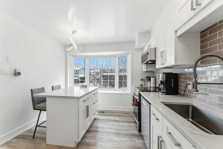 Photo 3 at 33 Monterey Drive, Nepean (Leslie Park), Ottawa