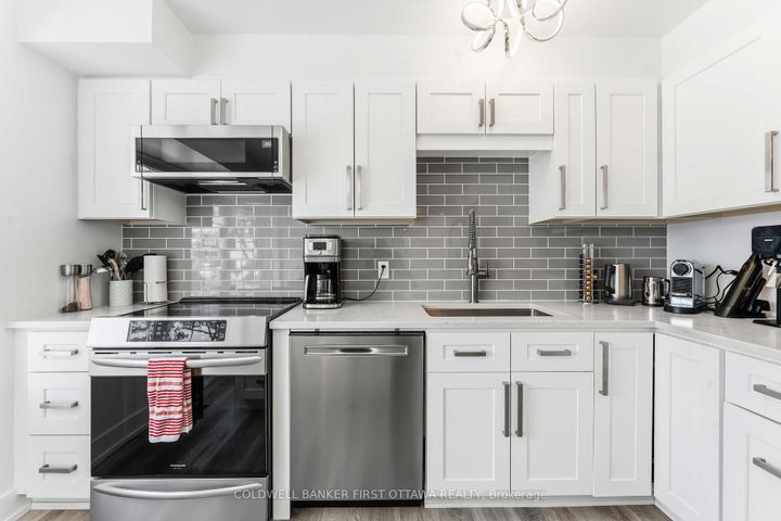 Photo 4 at 33 Monterey Drive, Nepean (Leslie Park), Ottawa