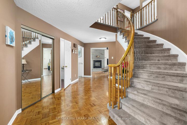 Photo 3 at 944 Greenbriar Avenue, Nepean (Carleton Heights), Ottawa