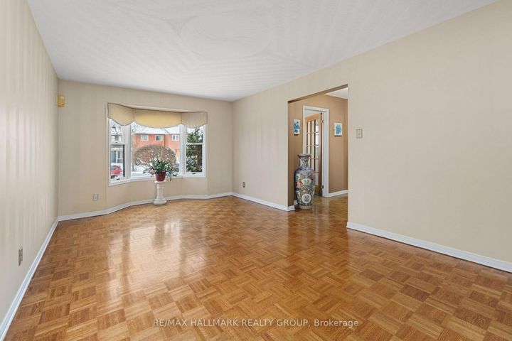 Photo 5 at 944 Greenbriar Avenue, Nepean (Carleton Heights), Ottawa