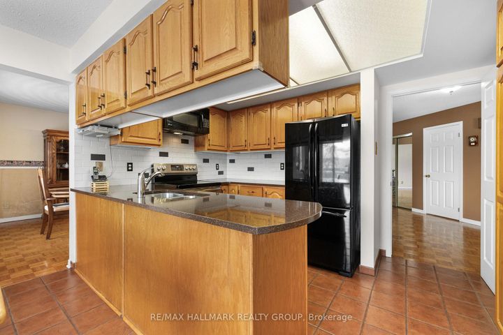 Photo 8 at 944 Greenbriar Avenue, Nepean (Carleton Heights), Ottawa