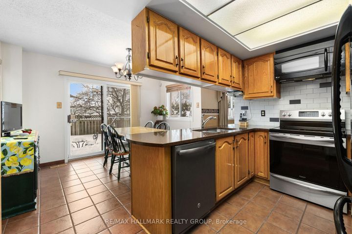 Photo 9 at 944 Greenbriar Avenue, Nepean (Carleton Heights), Ottawa
