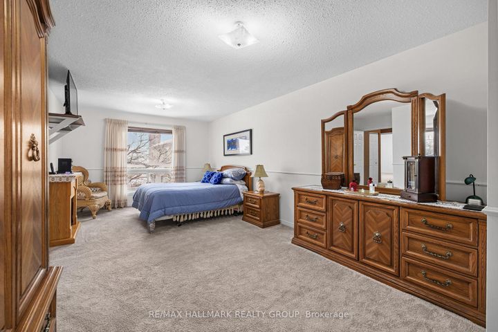 Photo 17 at 944 Greenbriar Avenue, Nepean (Carleton Heights), Ottawa