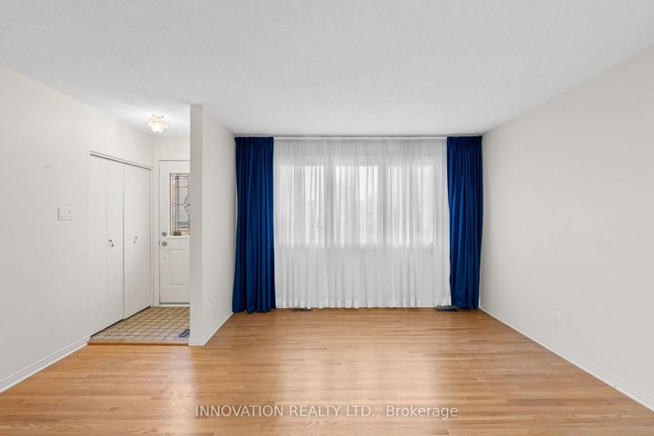 Photo 5 at 30 Oakview Avenue, Nepean (Meadowlands/Crestview), Ottawa