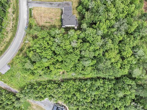 Photo 5 at 1590 Kinsella Drive, Cumberland Estates, Orleans