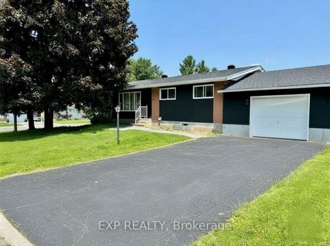 Photo 1 at 44 Sherry Lane, Nepean (Manordale), Ottawa
