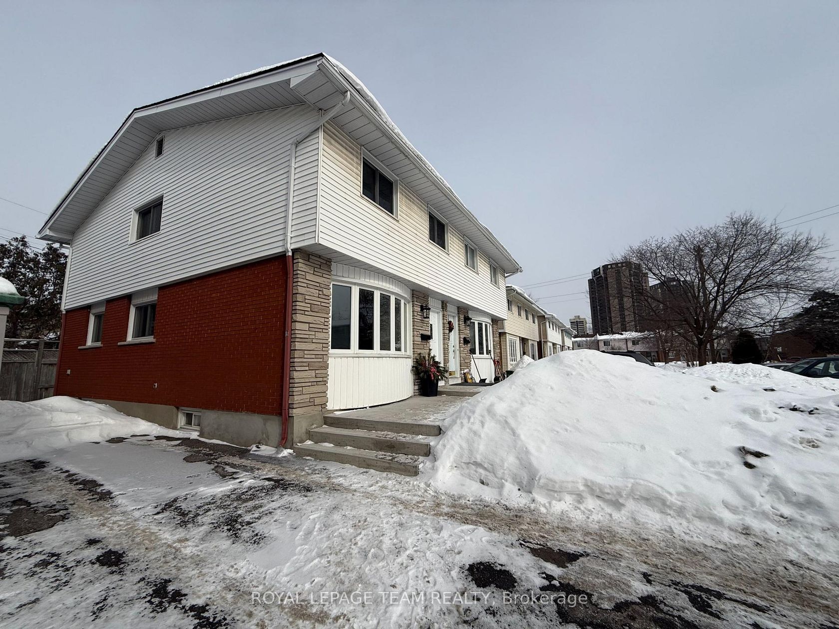 973 Eiffel Avenue, Nepean (Carleton Square), Ottawa 