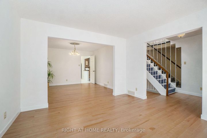 Photo 3 at 82 Nestow Drive, Nepean (Tanglewood), Ottawa