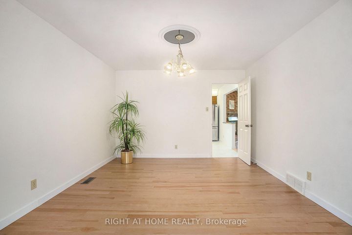 Photo 5 at 82 Nestow Drive, Nepean (Tanglewood), Ottawa