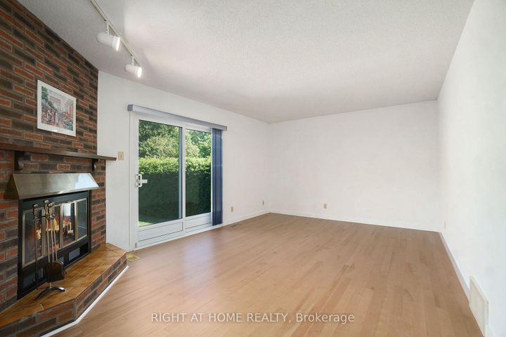 Photo 9 at 82 Nestow Drive, Nepean (Tanglewood), Ottawa