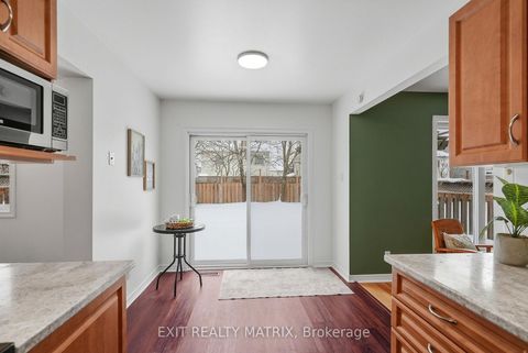 Photo 10 at 727 Brome Crescent, Fallingbrook/Ridgemount, Orleans