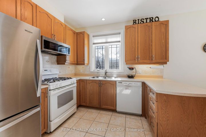 Photo 11 at 8 Waterford Way, Nepean (Pineglen/Country Place), Ottawa