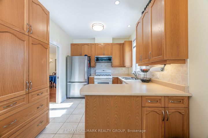Photo 13 at 8 Waterford Way, Nepean (Pineglen/Country Place), Ottawa