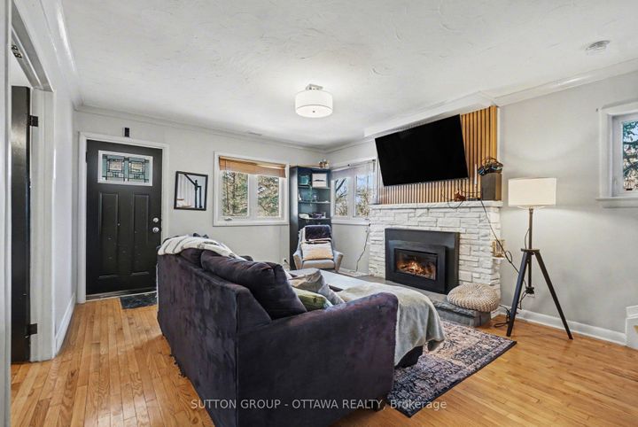 Photo 10 at 90 Withrow Avenue, Nepean (Meadowlands/St. Claire Gardens), Ottawa