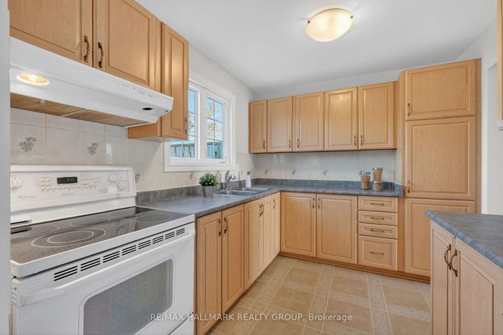 Photo 9 at 111 - 1061 Meadowlands Drive, Nepean (Carleton Square), Ottawa