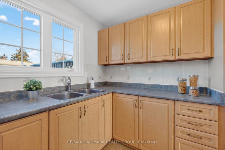Photo 11 at 111 - 1061 Meadowlands Drive, Nepean (Carleton Square), Ottawa