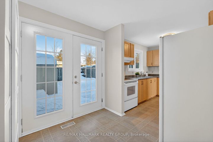 Photo 18 at 111 - 1061 Meadowlands Drive, Nepean (Carleton Square), Ottawa