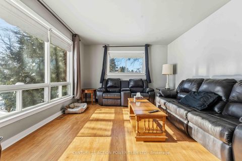 Photo 4 at 1705 OLD MONTREAL Road, Camelot, Orleans