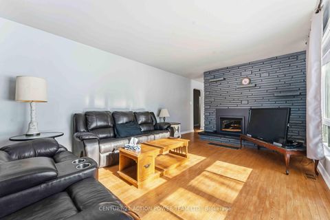 Photo 5 at 1705 OLD MONTREAL Road, Camelot, Orleans