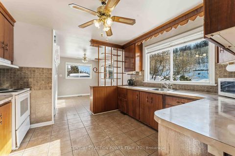 Photo 7 at 1705 OLD MONTREAL Road, Camelot, Orleans