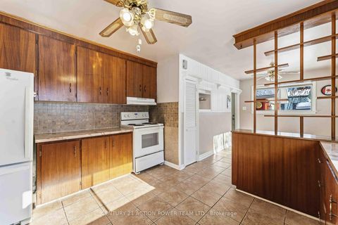 Photo 9 at 1705 OLD MONTREAL Road, Camelot, Orleans