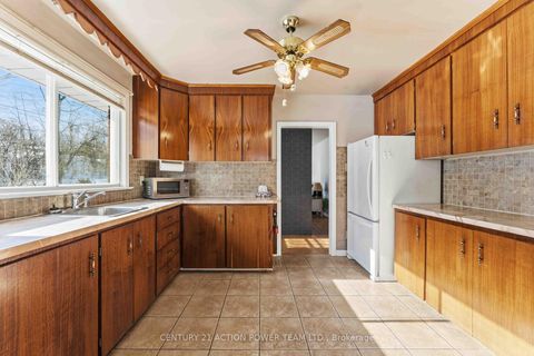 Photo 11 at 1705 OLD MONTREAL Road, Camelot, Orleans