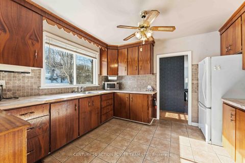 Photo 12 at 1705 OLD MONTREAL Road, Camelot, Orleans