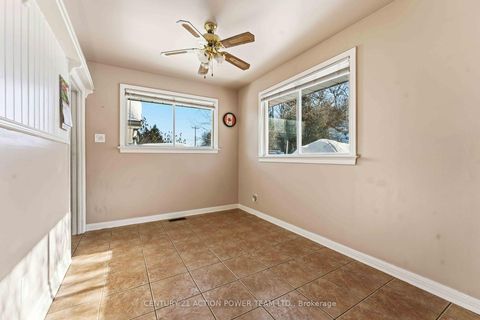 Photo 13 at 1705 OLD MONTREAL Road, Camelot, Orleans