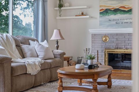 Photo 5 at 123 Abbeyhill Drive, Glencairn/Hazeldean, Kanata