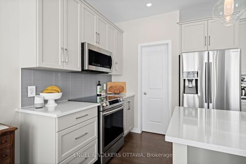 Photo 7 at 267 Sceptre Way, Emerald Meadows/Trailwest, Kanata