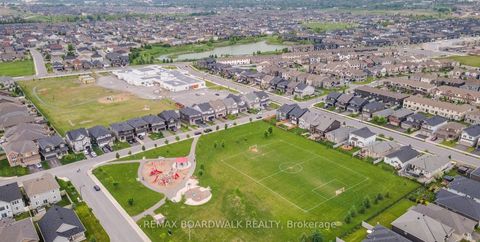 Photo 1 at 302 Haliburton Heights, Emerald Meadows/Trailwest, Kanata