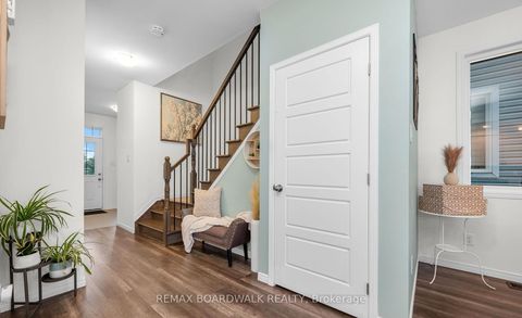 Photo 4 at 302 Haliburton Heights, Emerald Meadows/Trailwest, Kanata