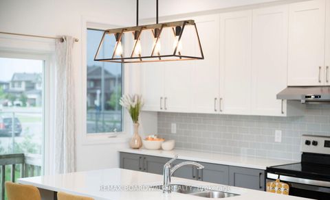 Photo 23 at 302 Haliburton Heights, Emerald Meadows/Trailwest, Kanata