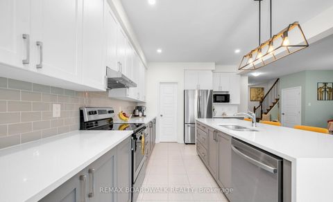 Photo 24 at 302 Haliburton Heights, Emerald Meadows/Trailwest, Kanata