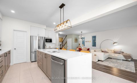 Photo 25 at 302 Haliburton Heights, Emerald Meadows/Trailwest, Kanata