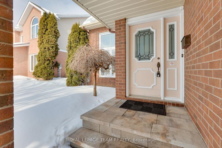 Photo 3 at 8 Saddlebrook Street, Nepean (Centrepointe), Ottawa