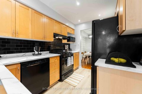 Photo 10 at 246 Tandalee Crescent, Emerald Meadows/Trailwest, Kanata